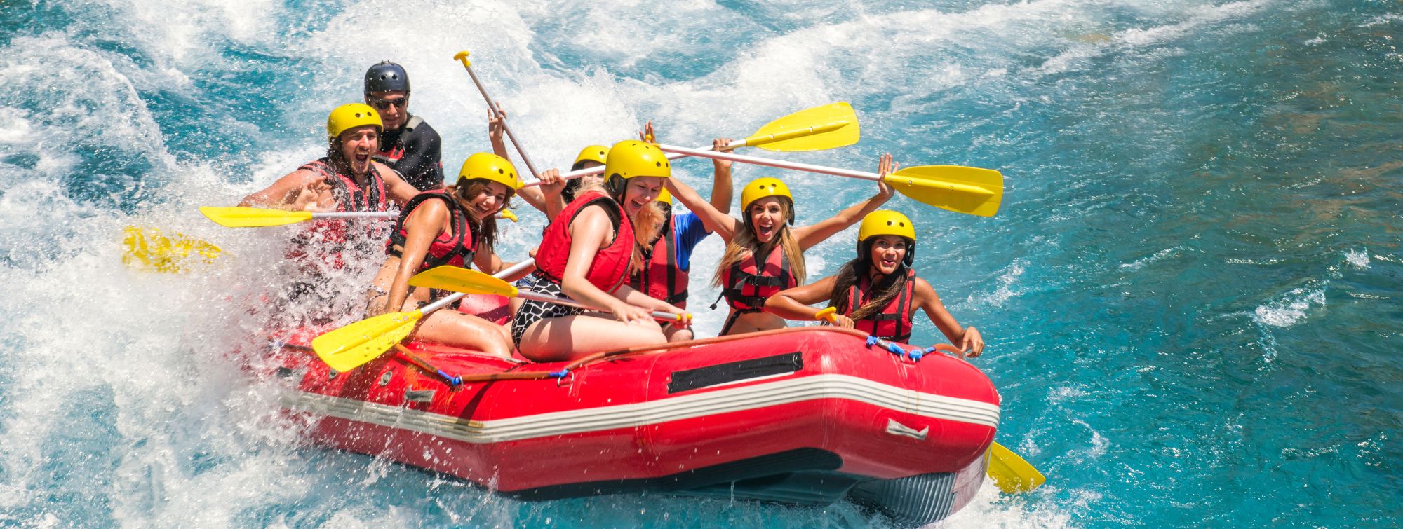 Des personnes qui font du rafting