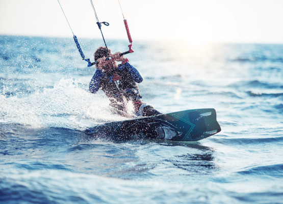 un homme qui fait du kitesurf