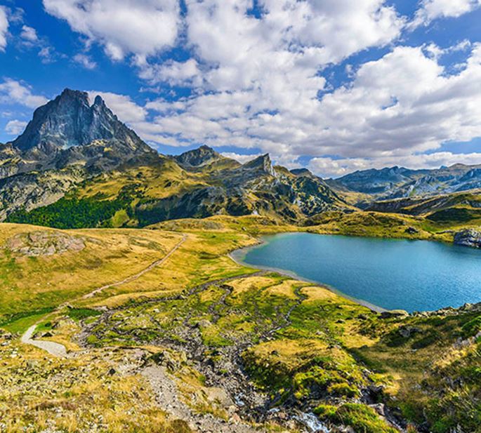 Une vue sur un lac en pleine montagne dans la châine des Pyrenées