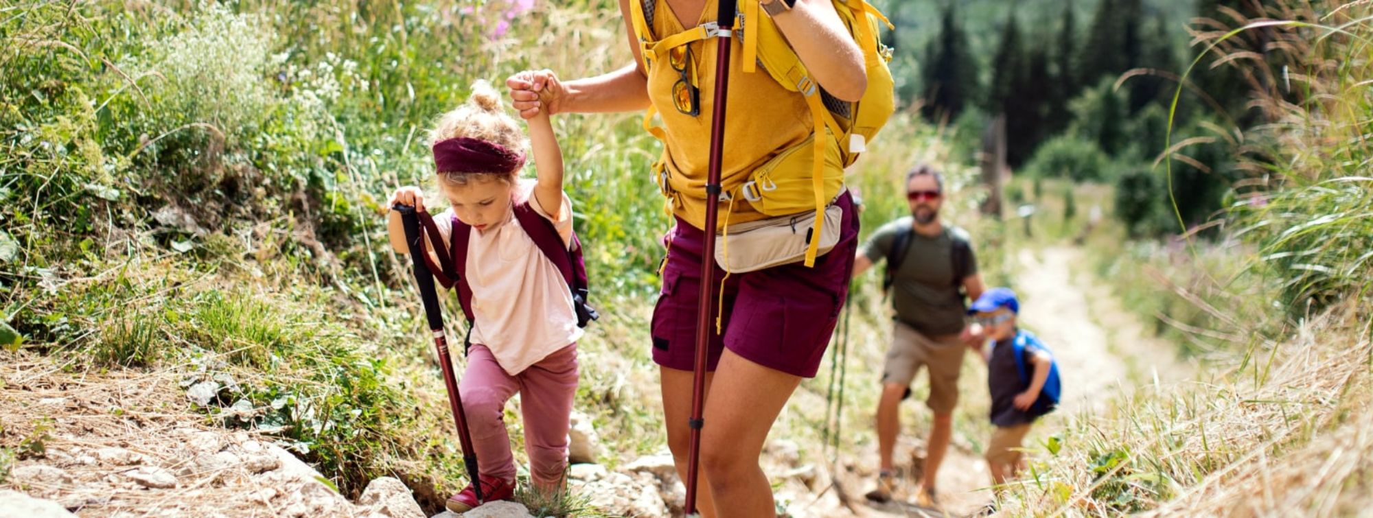 Une famille avec des enfants pleine nature