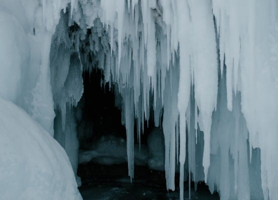 Des stalactites de glace dans la nature