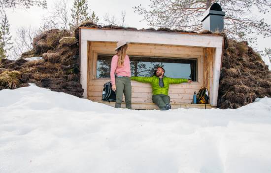 2 personnes sur la terrasse d'un refuge de montagne
