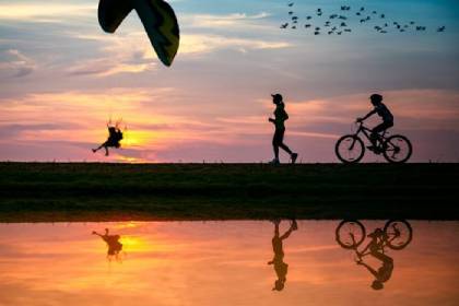 un cylcliste, traileur et parapente