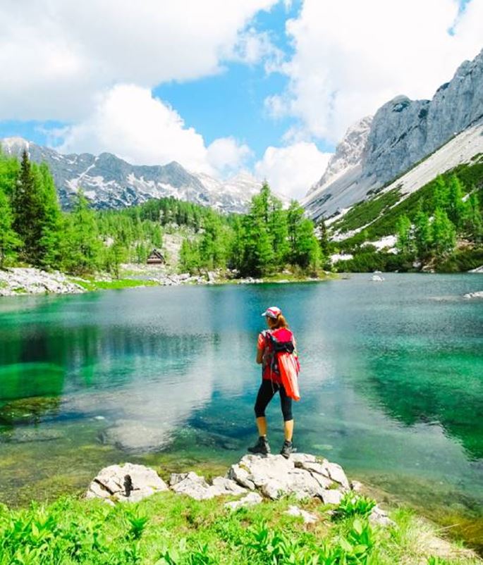 une femme au bord d'un lac