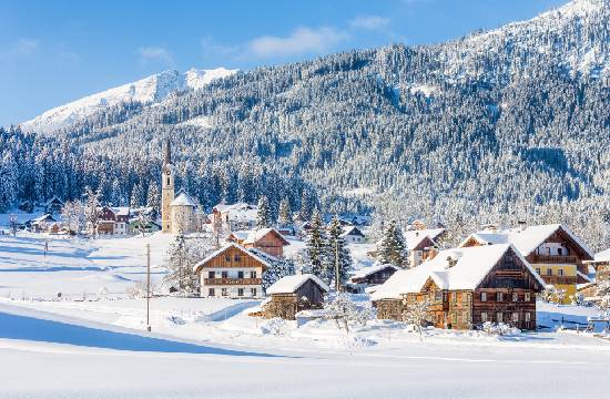 Un village de montagne avec des chalets. 