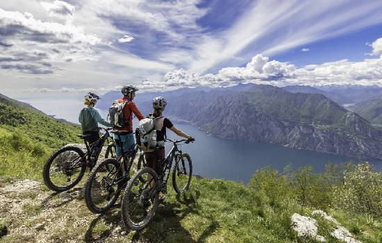 Trois cyclistes contemplant une vue.
