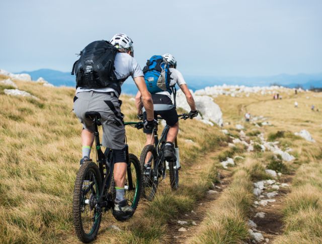 2 cyclistes contemplant une vue. 