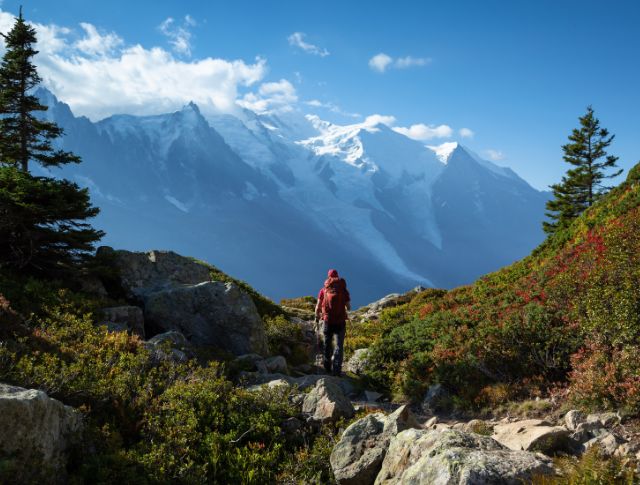 1 personne faisant une randonnée en pleine montagne. 