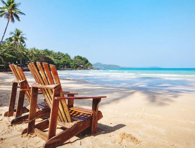 des chaises au bord de la plage