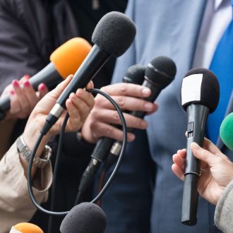 des micros tendus vers une personne