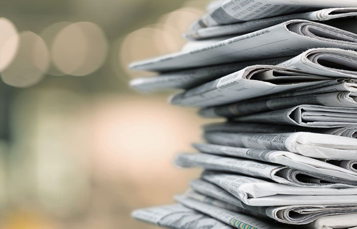 Une pile de journaux