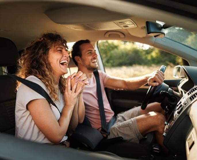 Un couple prend le volant sur la route