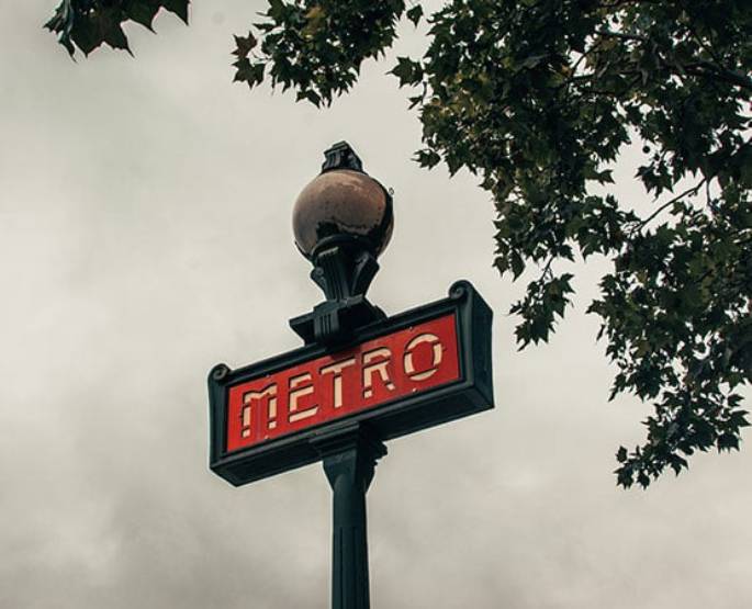 Le panneau indiquant la station de métro