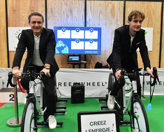 2 personnes qui sont sur des vélos