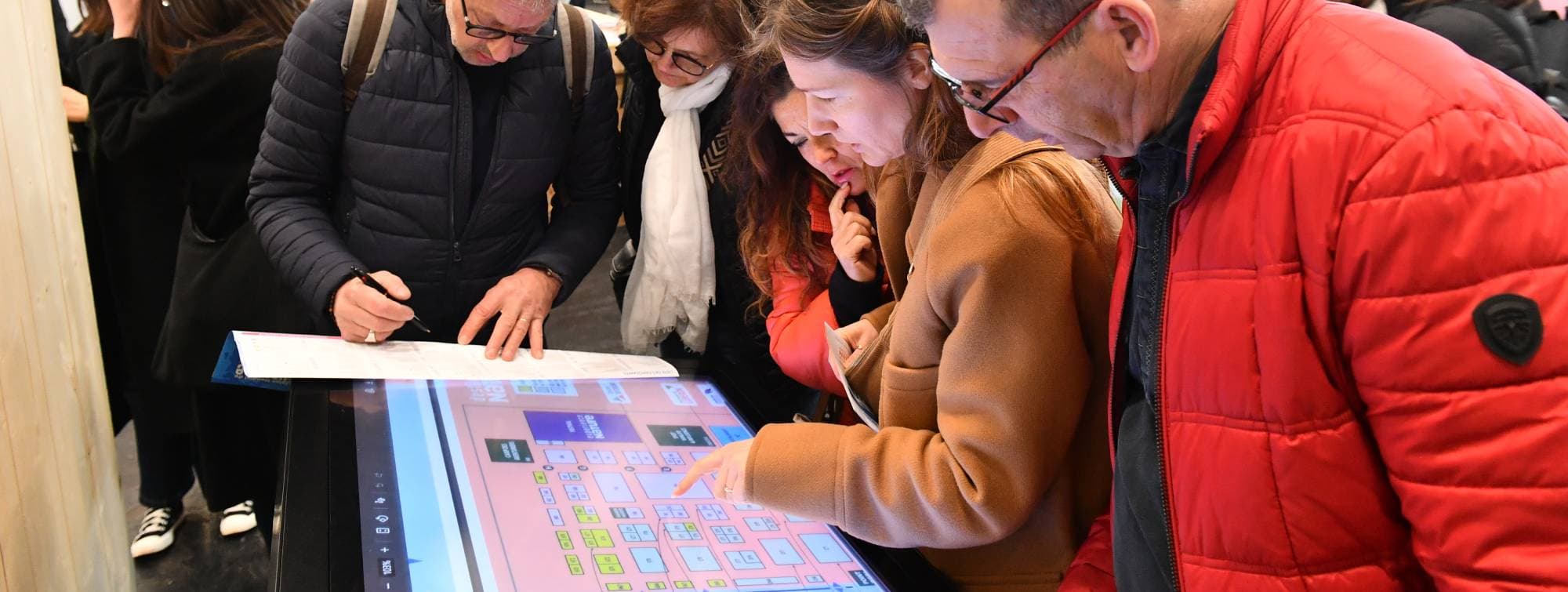 des personnes regardent un plan