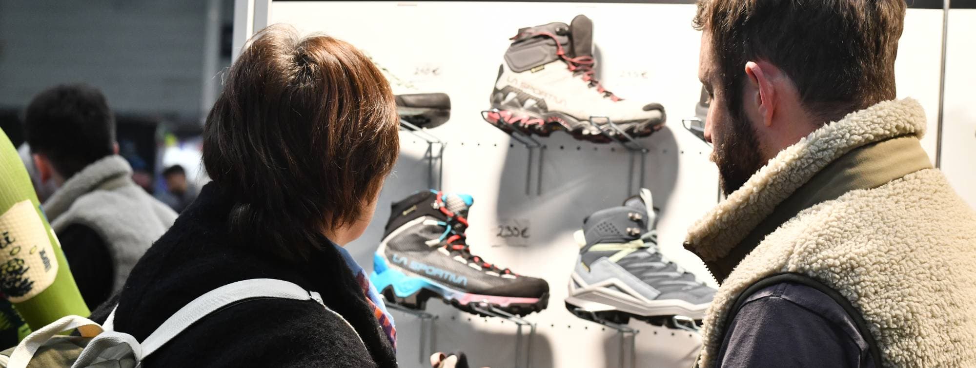 2 personnes regardent des chaussures de randonnée