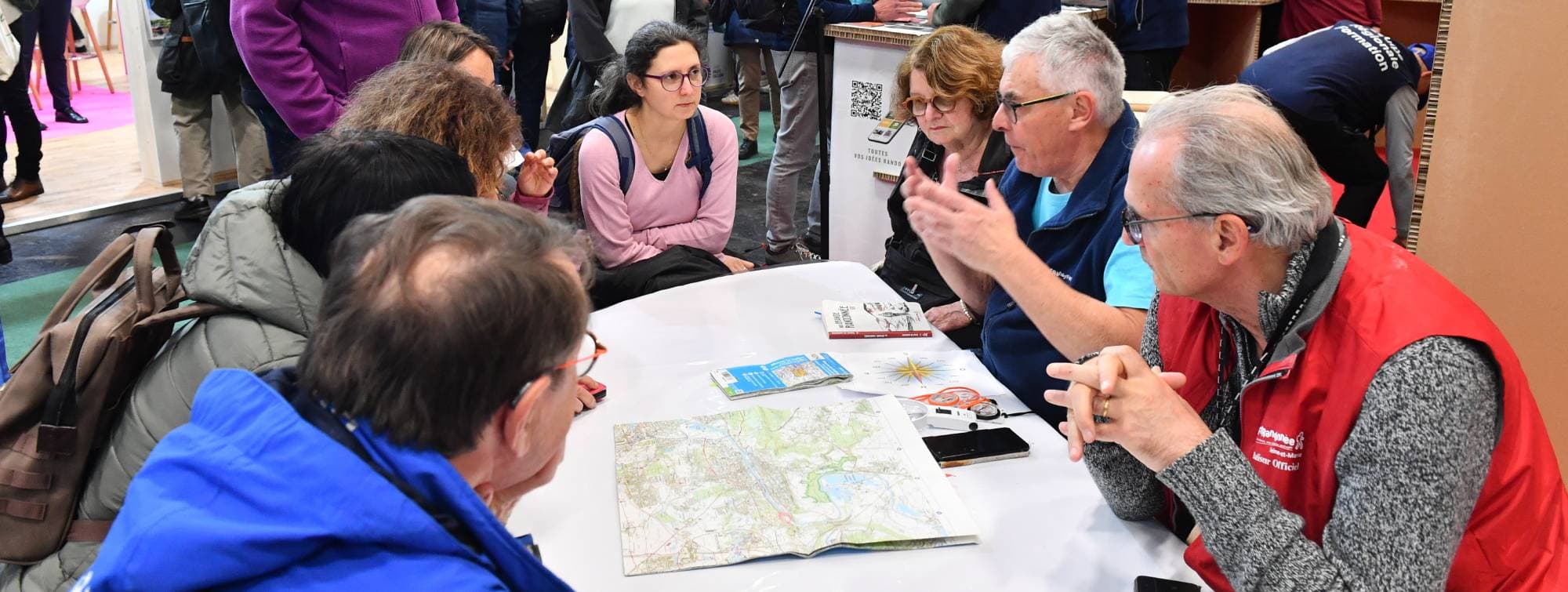 un groupe de personnes étudient un plan