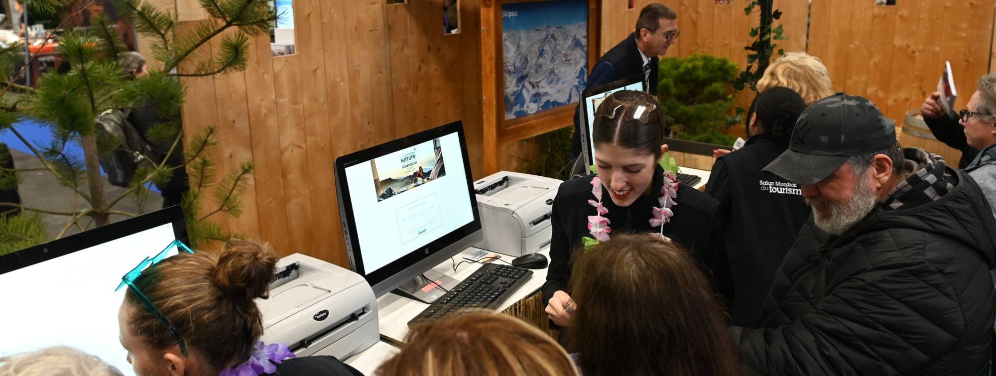 des personnes qui font leur badge d'entrée pour destinations nature