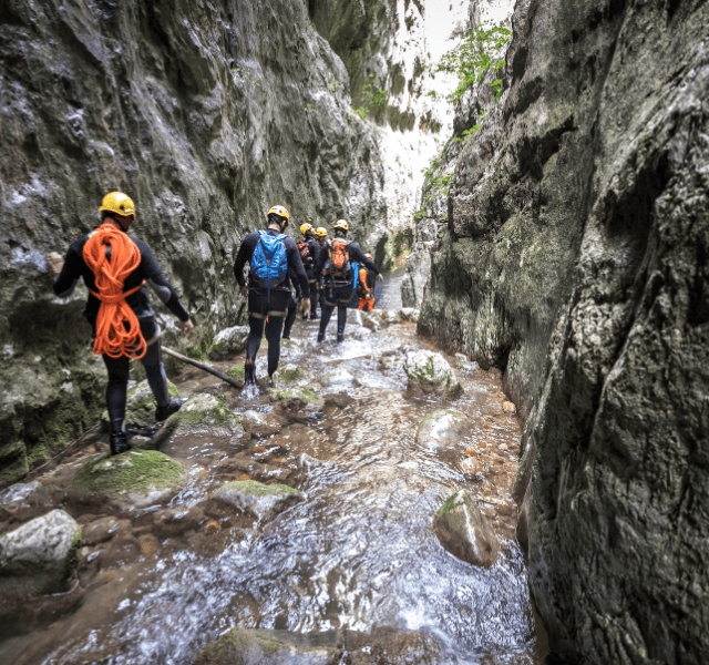 Une activitée canyoning dans le courant de la montagne