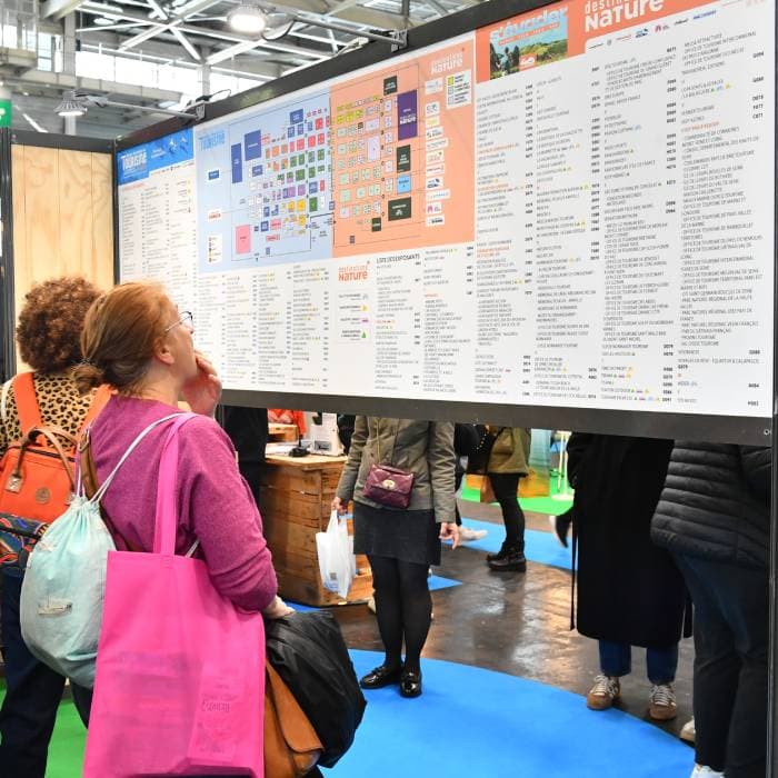 des personnes regardent un plan