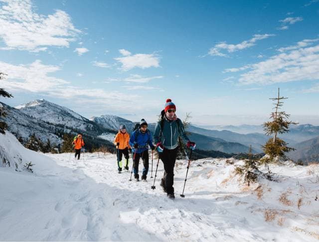 des personnes qui font un rando sous la neige