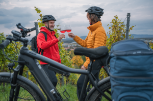 Deux cyclistes profitant d'un verre de vin sur les routes alsacienne. 