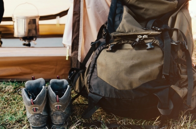 Equipement pour faire de la randonnée : chaussures, sac et tente. 