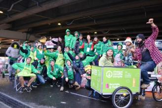 Photo de l'équipe se chargeant du recyclage des canettes dans la Paris Games Week
